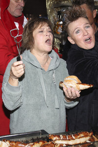 Benefizaktion mit Promi-Charity-Grillen in Berlin