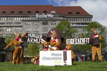 Osterhasen-Demo vor dem KaDeWe, Berlin