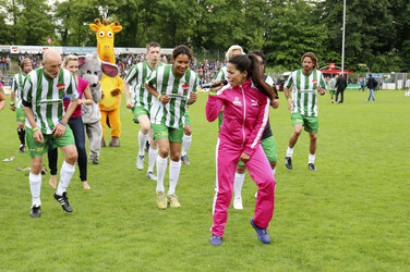 Charity-Fußballspiel 'Kicken mit Herz' in Hamburg