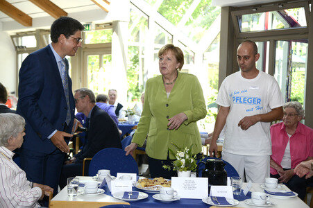 Angela Merkel besucht ein Altenheim in Paderborn
