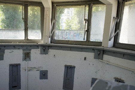 Anlieferung eines Original-DDR-Wachturms zur Gedenkstätte Berliner Mauer