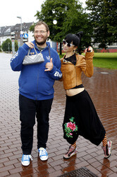 Bai Ling mit Entourage in Düsseldorf