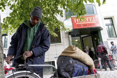 Flüchtlinge verlassen die Flüchtlingsunterkunft in der Gürtelstraße, Berlin