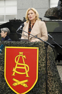 Julia Klöckner beim Besuch der Artillerieschule der Bundeswehr in Idar-Oberstein