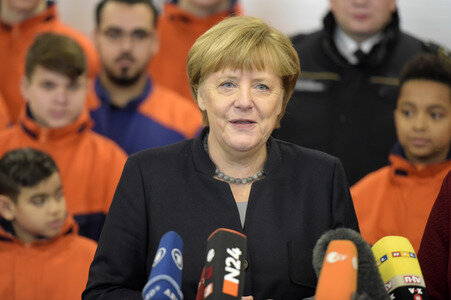 Angela Merkel besucht Jugendfeuerwehr in Berlin
