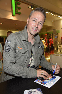 Autogrammstunde mit Mitch Keller in Berlin