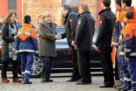 Angela Merkel besucht Jugendfeuerwehr in Berlin