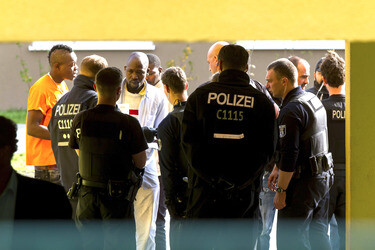 Flüchtlinge verlassen Flüchtlingsheim in der Haarlemer Straße, Berlin