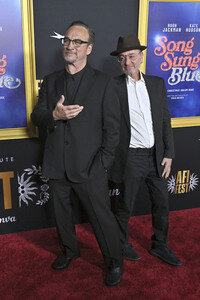 Closing Ceremony und Filmpremiere 'Song Sung Blue', AFI Fest 2025 in Los Angeles