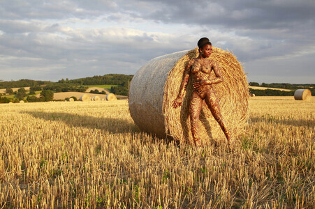 NATURE ART: Auf einem Feld in der Abendsonne / On a Field in the Evening Sun Bodypainting
