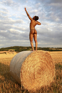 NATURE ART: Auf einem Feld in der Abendsonne / On a Field in the Evening Sun Bodypainting