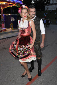 Almauftrieb in Käfers Wiesn-Schänke auf dem Oktoberfest 2018 in München