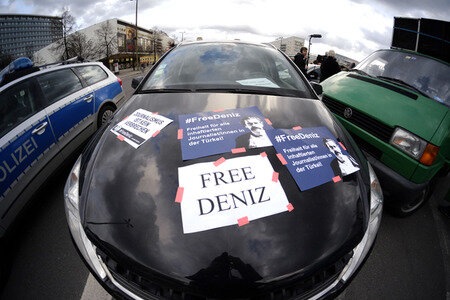 Demonstration für die Freilassung von Deniz Yücel in Berlin