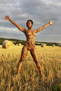 NATURE ART: Auf einem Feld in der Abendsonne / On a Field in the Evening Sun Bodypainting