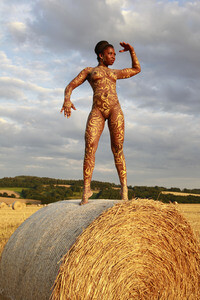 NATURE ART: Auf einem Feld in der Abendsonne / On a Field in the Evening Sun Bodypainting
