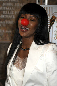 Naomi Campbell schaltet das rote Licht des Empire State Buildings an in New York