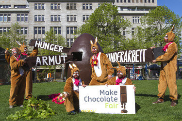 Osterhasen-Demo vor dem KaDeWe, Berlin