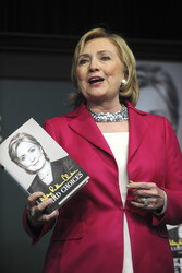Hillary Clinton signienert ihr Buch 'Hard Choices', New York