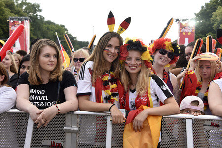 Fanmeile beim UEFA-Fußball-Europameisterschaft 2016 Spiel Deutschland gegen Nordirland in Berlin