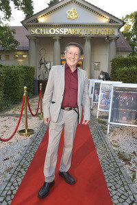 Theaterpremiere 'Der eingebildet Kranke' und 90. Geburtstag von Dieter Hallervorden in Berlin