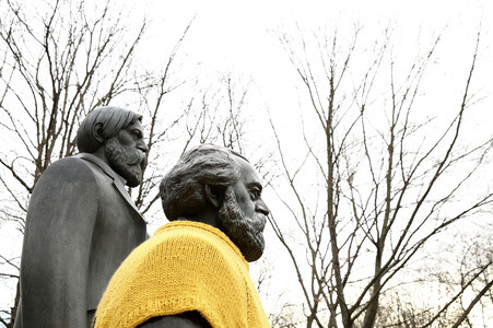 Karl Marx mit Charlie Brown Strickpullover in Berlin