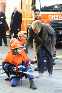 Angela Merkel besucht Jugendfeuerwehr in Berlin