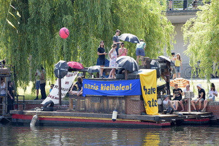 Gegendemo zur AfD Demo 'Zukunft Deutschland' in Berlin