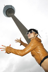 Bai Ling mit Entourage in Düsseldorf