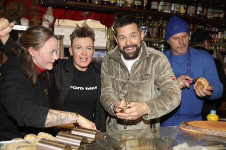 Benefizaktion mit Promi-Charity-Grillen in Berlin