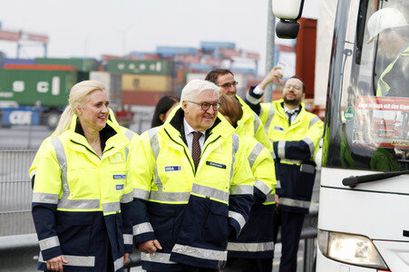 Frank-Walter Steinmeier besichtigt den HHLA Container Terminal Altenwerder in Hamburg