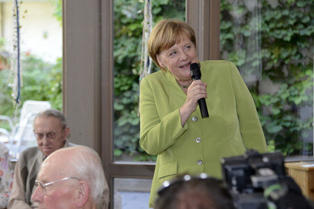 Angela Merkel besucht ein Altenheim in Paderborn