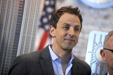 Seth Meyers schaltet das Licht am Empire State Building ein in New York
