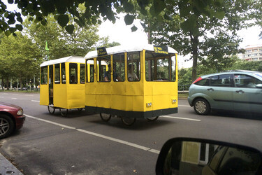 Tram fährt neben den Schienen, Berlin
