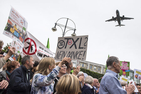 Demo für die Schließung des Flughafens Tegel in Berlin