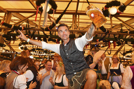 Wiesn Anstich im Schottenhamel Festzelt auf dem Oktoberfest 2025 in München