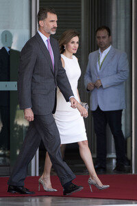 Königin Letizia und König Felipe beim Abflug am Flughafen Madrid-Barajas
