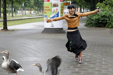 Bai Ling mit Entourage in Düsseldorf
