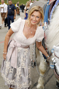 Regines Damenwiesn beim Oktoberfest 2025 in München