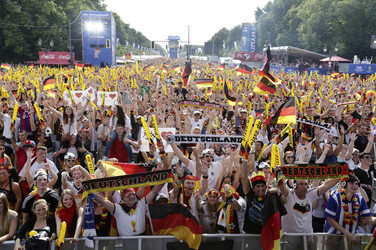 WM-Fanmeile beim Spiel Deutschland gegen Portugal, Berlin