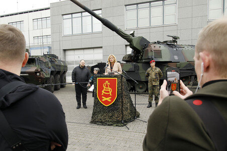 Julia Klöckner beim Besuch der Artillerieschule der Bundeswehr in Idar-Oberstein