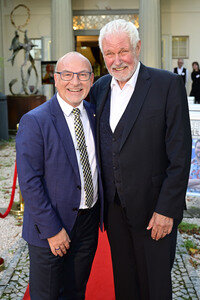 Theaterpremiere 'Der eingebildet Kranke' und 90. Geburtstag von Dieter Hallervorden in Berlin