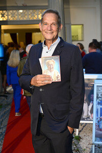 Theaterpremiere 'Der eingebildet Kranke' und 90. Geburtstag von Dieter Hallervorden in Berlin