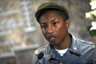 Pharrell Williams beleuchtet das  Empire State Building, New York