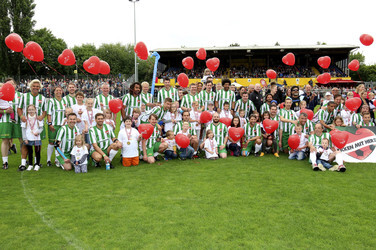 Charity-Fußballspiel 'Kicken mit Herz' in Hamburg