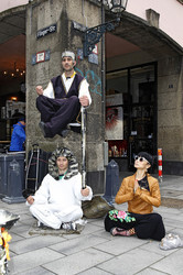 Bai Ling mit Entourage in Düsseldorf