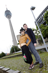 Bai Ling mit Entourage in Düsseldorf