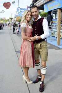 Oktoberfest-Anstich im Fisch Bäda Wiesnstadl in München
