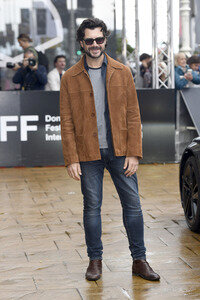 Ankunft von Álvaro Morte auf dem San Sebastian International Film Festival 2025