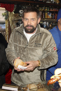 Benefizaktion mit Promi-Charity-Grillen in Berlin