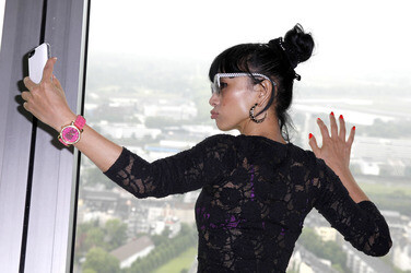 Bai Ling mit Entourage in Düsseldorf